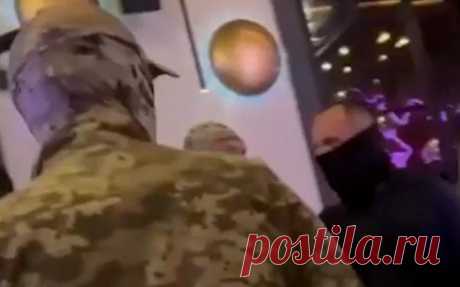 В Харькове полиция и ТЦК задержали музыкантов трех групп во время облавы. В клуб, где должен был пройти концерт, пришли более 20 сотрудников ТЦК и полицейских, они проверяли документы у зрителей и музыкантов. Некоторым задержанным выдали повестки, звукорежиссера забрали на обучение в войска