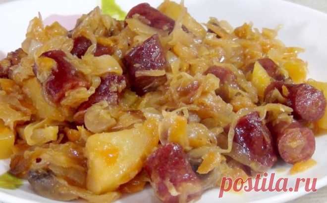 Капуста, тушенная с картофелем, колбасками и грибами: очень вкусно и сытно