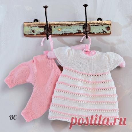 Вязаный детский комплект из платья и штанишек