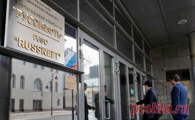 «РуссНефть» без заграницы: как это отразится на компании и ее акциях. «РуссНефть» вышла из добывающих активов в Азербайджане, которыми владела с начала 2000-х. Эксперты не видят в полном уходе с зарубежных рынков рисков для ее акций, а перспективы роста бумаг связывают в основном с ценами на нефть.