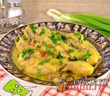 Гедлибже (курица в сметанно-луковом соусе) в мультиварке #курица #кулинария #мультиварка #ужин #вкусно #рецепты Гедлибже - это очень простое в приготовлении и необычайно вкусное блюдо кабардино-балкарской кухни. Готовят его по-разному, но остаются неизменными 3 ингредиента: курица, лук и сметана. Я добавила шампиньоны, немного куркумы и приготовила это блюдо в мультиварке. Результат потрясающий - нежнейшая курочка и безумно вкусный соус! Курица (ножки и бедрышки) — 600 г; Лук репчатый — 3 шт;…