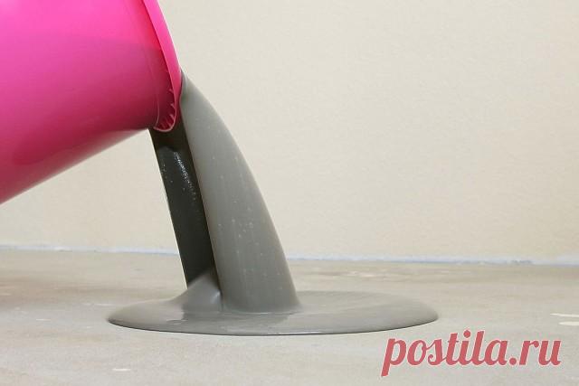 Самовыравнивающийся пол своими руками

Выравнивание полов это сложная и довольно трудоемкая работа, но появление самовыравнивающихся смесей для пола очень облегчило подобную работу. И теперь самовыравнивающийся пол своими руками может сделать даже неподготовленный человек.

Самовыравнивающий жидкий пол, растекаясь, образует ровную, идеально гладкую и прочную поверхность. Самовыравнивающиеся полы просто идеальная основа под последующую укладку различных напольных покрытий. ...