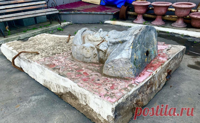 Губернатор Сахалина поручил вернуть памятник Гагарину в центр Невельска. Губернатор Сахалинской области Валерий Лимаренко поручил властям города Невельск отреставрировать стелу с барельефом Юрия Гагарина, найденную на берегу моря в разбитом состоянии, и найти ей новое «достойное место».