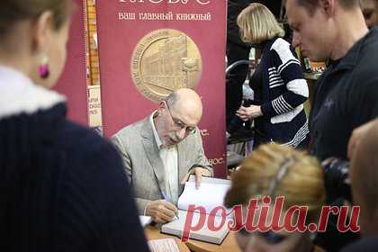 В России назвали условие возобновления продажи книг Акунина и Быкова. После окончания специальной военной операции (СВО) решение о приостановке продажи книг писателей Бориса Акунина (настоящее имя — Григорий Чхартишвили) и Дмитрия Быкова (внесен в реестр иноагентов) может быть пересмотрено. Об этом рассказала первый заместитель председателя комитета Госдумы по культуре Елена Драпеко.