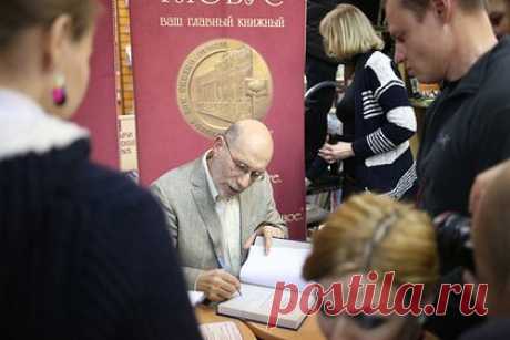 В России назвали условие возобновления продажи книг Акунина и Быкова. После окончания специальной военной операции (СВО) решение о приостановке продажи книг писателей Бориса Акунина (настоящее имя — Григорий Чхартишвили) и Дмитрия Быкова (внесен в реестр иноагентов) может быть пересмотрено. Об этом рассказала первый заместитель председателя комитета Госдумы по культуре Елена Драпеко.