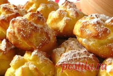 Вкусно и просто. Классические эклеры Вкусная домашняя выпечка, бесспорно, украсит любой праздник, а также соберет семью за чаепитием и приятным разговором. Поклонникам заварных пирожных предлагаем приготовить эклеры с заварным кремом, вкус которых запомнится вам надолго. Ингредиенты. Готовим заварной крем. В сотейник наливаем 150 мл молока, кладем яйца, размешиваем. Добавляем просеянную муку, ванилин, все хорошо размешиваем венчиком.