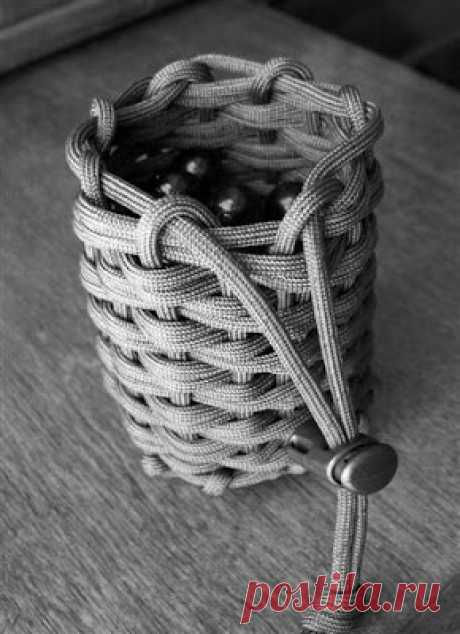 Stormdrane's Blog: A Woven and Half-hitched Paracord Pouch...