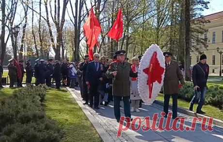 Селу Мошенскому под Новгородом присвоили звание &quot;Населенный пункт трудовой доблести&quot;. Церемония сопровождалась возложением цветов и венков к мемориалу &quot;Огонь вечной славы&quot;, а также оружейным салютом
