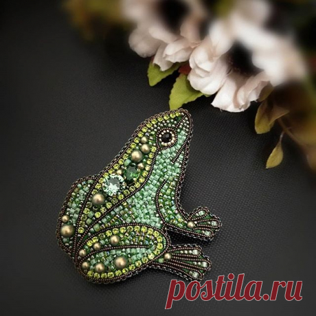 Автор @kaya_bead
Лягушка - путешественница уехала в Ташкент.
Брошь необычная, светится в темноте.
В работе: кристаллы и жемчуг Сваровски, японский бисер.
Размер:7х6 см
Вес: 14 гр.