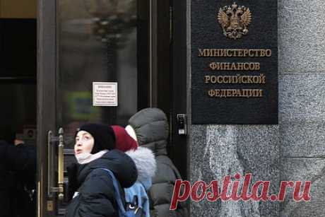 Минфин раскрыл детали единоразовых взносов бизнеса в бюджет. Единоразовый сбор в бюджет в формате windfall tax заплатит весь бизнес, кроме нефтегазовых и угольных компаний, малых и средних предприятий, а также компаний с доналоговой прибылью за 2021-2022 годы менее миллиарда рублей. Ставку единоразового взноса должны определить в апреле.