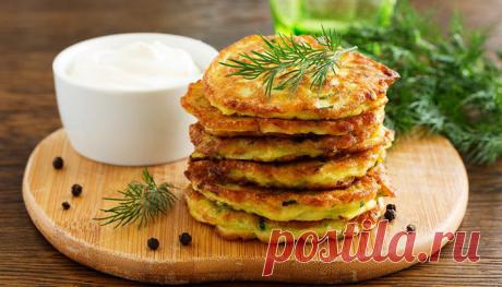Оладьи из кабачков и картошки – 6 рецептов Поджаристые оладьи из кабачков и картошки понравится даже тем, кто не жалует овощные блюда. Готовят их по разным рецептам. Картофель можно использовать сырой или сваренный, можно испечь оладьи с добавлением моркови, лука, а также, фарша или готовых мясных продуктов. Выбирайте любой рецепт.
