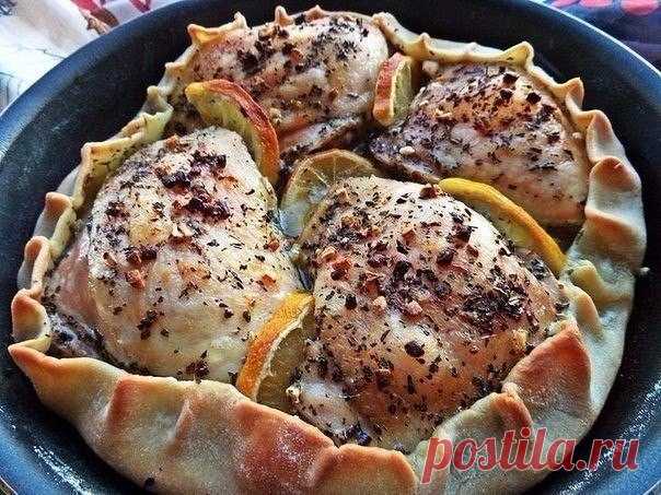 Курица, запечённая в съедобной тарелке.