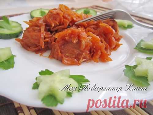 Тушеная капуста с мясом на сковороде.