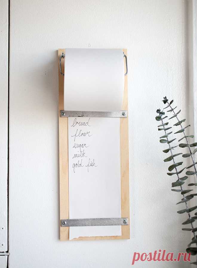 DIY Wood Shopping List Pad I'm pretty old-school when it comes to my grocery shopping list - paper & pen on the fridge is still going strong in my house! Even though my grocery store has an app for creating a grocery list, and I can do it on their website and print it off as well (I have done both of these methods in the…
