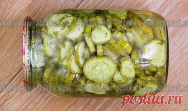 Рецепт вкусных, хрустящих маринованных огурцов 
Хочу поделиться с Вами рецептом вкусных, хрустящих маринованных огурцов. Такие огурчики станут прекрасной закуской к обеду или ужину. Из данного количества ингредиентов получается 4 литровые баночки готового продукта. 
Для приготовления вкусных, хрустящих маринованных огурцов нам понадобится:
4 кг огурцов;
1 стакан сахара;
1 стакан растительного масла;
1 стакан уксуса 9%;
40 г соли;
1 ст. л. черного молотого перца;
3 зубчика чеснока;
укроп или пет