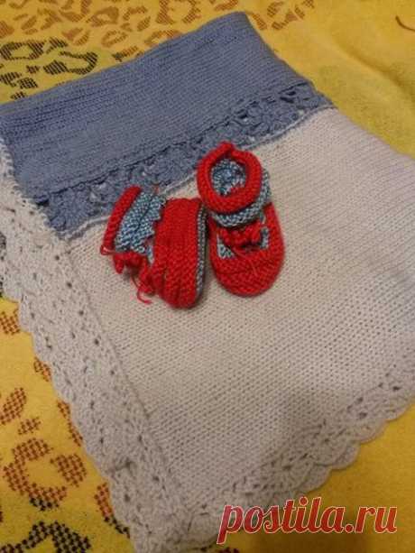 Плед в двойной технике - основные полосы связаны на машинке - лицевой гладью а соединены они крючком - лента из мотивов цветочками!