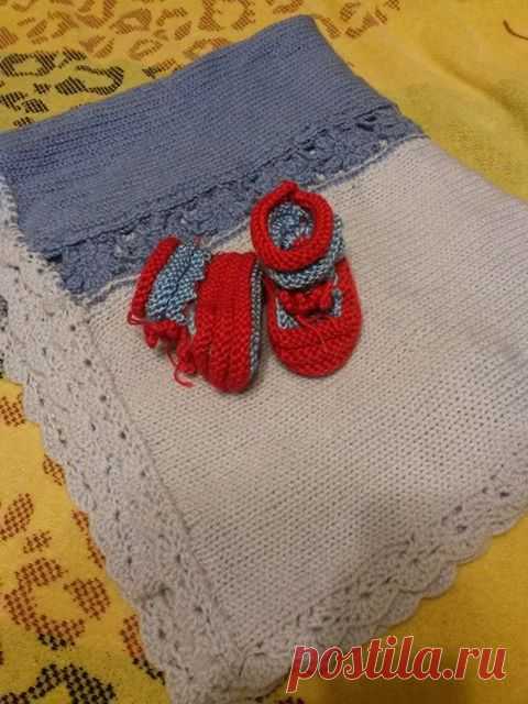 Плед в двойной технике - основные полосы связаны на машинке - лицевой гладью а соединены они крючком - лента из мотивов цветочками!