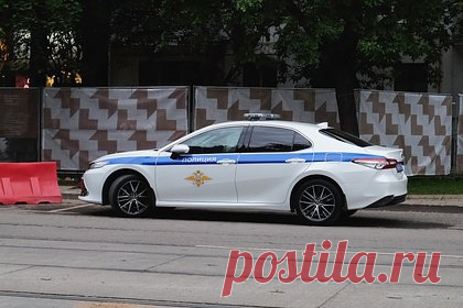 Россиянин избил до переломов падчерицу после ссоры с женой и получил 8,5 года. В Алтайском крае суд приговорил к 8,5 года лишения свободы 41-летнего местного жителя, избившего 11-летнюю падчерицу. Вечером 21 апреля фигурант с супругой отдыхали в клубе в Барнауле. Они выпивали и поссорились из-за ревности. Дома мужчина стал избивать жену, но она смогла вырваться и убежать.