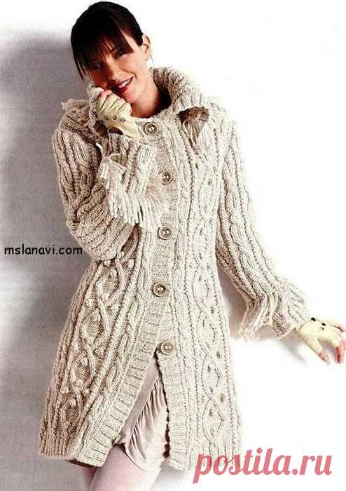 Вязаное пальто с косами