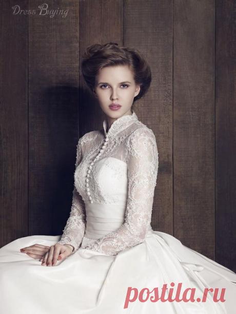 Закрытое горло 

В 2018 году сохранится тенденция на высокий воротник в свадебном платье, которая появилась в прошлом сезоне. Воротник может быть оформлен в стиле офисной рубашки или, как ажурная перфорация, украшенная росписью или стразами. В качестве пикантного дополнения к свадебному платью используют кружевной чекер. Идеально, воротник выглядит с прямой юбкой.
Источник: https://ratatum.com/modnye-svadebnye-tendencii-na-2018-god/ При копировании материала ссылка на источник обязательна!