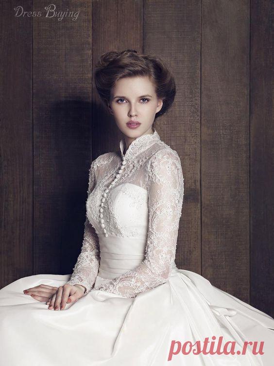 Закрытое горло 

В 2018 году сохранится тенденция на высокий воротник в свадебном платье, которая появилась в прошлом сезоне. Воротник может быть оформлен в стиле офисной рубашки или, как ажурная перфорация, украшенная росписью или стразами. В качестве пикантного дополнения к свадебному платью используют кружевной чекер. Идеально, воротник выглядит с прямой юбкой.
Источник: https://ratatum.com/modnye-svadebnye-tendencii-na-2018-god/ При копировании материала ссылка на источник обязательна!