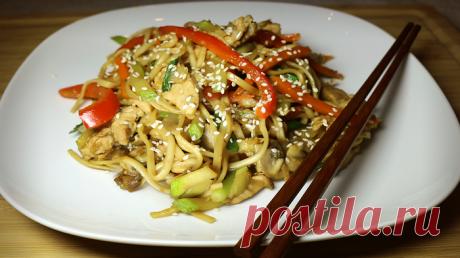 Удон с курицей и овощами