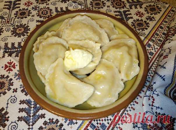 Пельмени с сырым картофелем по-абдулински
автор Надежда Любицкая

По-абдулински называются, потому что наша семья родом из г. Абдулино в Оренбургской области, хотя говорят, что сам рецепт из башкирский кухни. Пельмени с сырым картофелем - это вкус детства. Пожалуй, если спросить о любимом блюде меня или кого-то из нашей многочисленной родни, одними из первых в голову придут именно они.

Их любят все и даже малоежки не могут отказаться от большой тарелки с пельменями. Пельм...