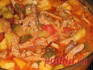 Азу по-татарски
Ингредиенты:
500 гр мясо
1-2 шт лук репчатый
1-2 соленых огурца
6-8 картофелин
1-2 дольки чеснока
1-2 ст. ложки томатной пасты или кетчуп
лавровый лист
соль
перец
Приготовление:
1. Мясо промыть, нарезать соломкой и слегка обжарить в казане в разогретом растительном масле.
2. Добавить порезанный тонкими полукольцами лук и обжаривать мясо с луком до мягкости лука.
3. Добавить томатную пасту, мелко порезанные или тертые на крупной терке огурцы и немного воды или бульона и тушить п