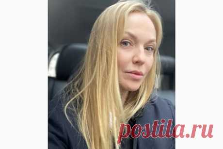 44-летняя жена Валерия Меладзе показала лицо без макияжа. Бывшая солистка «ВИА Гры», жена певца и продюсера Валерия Меладзе Альбина Джанабаева показала внешность без макияжа. Знаменитость поделилась в соцсетях снимком, на котором она запечатлела себя в салоне автомобиля. На ней надеты свитшот и куртка. На размещенном кадре видно, что на лице звезды отсутствует косметика.