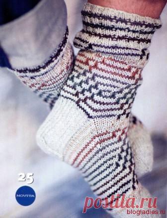 Мужские носки с жаккардовым узором  
 Размер: 46
 Вам потребуется:
 Пряжа Novita 7 Veljesta (75% шерсть, 25% полиамид, 100 м/50 г) – 150 г светло-серой и 100 г секционно окрашенной, чулочные спицы №3 и №3,5.Резинка 2х2: 1 ряд -  попере…