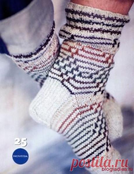 Мужские носки с жаккардовым узором
Размер: 46
Вам потребуется:
Пряжа Novita 7 Veljesta (75% шерсть, 25% полиамид, 100 м/50 г) – 150 г светло-серой и 100 г секционно окрашенной, чулочные спицы №3 и №3,5.Резинка 2х2: 1 ряд - попере…