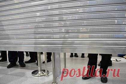 Ушедшие из России бренды «украли» у покупателей миллиарды рублей. Иностранные бренды, которые приостановили свою деятельность в России на фоне ситуации на Украине, отказались реализовывать подарочные карты покупателей. Россияне массово пожаловались в соцсетях на то, что магазины, ушедшие с отечественного рынка, не предоставляют возможность потратить деньги на подарочных картах.