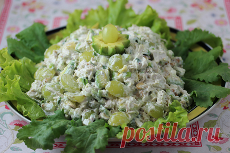 Восхитительный салат с куриной грудкой и виноградом