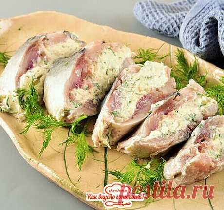 Рулет из сельди с плавленым сыром и зеленью.