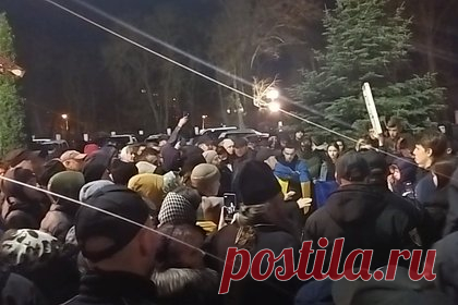 Раскольники начали штурм храма канонической УПЦ в Каменец-Подольском. Штурм храма мучениц Веры, Надежды, Любови и матери их Софии канонической Украинской Православной церкви (УПЦ) начался в Каменец-Подольском на Украине, сообщил Союз православных журналистов. Уточняется, что храм штурмуют подростки под руководством нескольких кураторов. Полиция в происходящее не вмешивается.