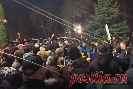 Раскольники начали штурм храма канонической УПЦ в Каменец-Подольском. Штурм храма мучениц Веры, Надежды, Любови и матери их Софии канонической Украинской Православной церкви (УПЦ) начался в Каменец-Подольском на Украине, сообщил Союз православных журналистов. Уточняется, что храм штурмуют подростки под руководством нескольких кураторов. Полиция в происходящее не вмешивается.