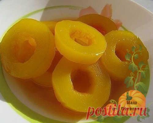 Из овощей можно приготовить вкуснейший десерт на зиму. Я готовлю кабачки как ананасы с разными фруктами и ягодами. Получается не хуже, чем в банках из магазина. Закатываю с ананасовым соком без стерилизации, еще делаю из алычи, с гвоздикой. Вкусно получается с апельсином, весьма необычная заготовка.