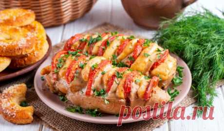 Вкусные куриные грудки с помидорами и сыром в духовке - Лайфхакер