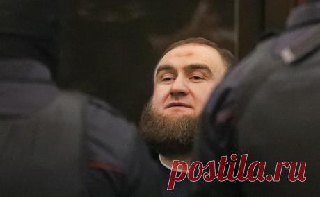 ФСИН ответила на жалобы Арашукова на неподобающее содержание в колонии. Осужденный на пожизненный срок Рауф Арашуков сообщил адвокату, что ему угрожали применением клизмы и заставляли стоять в позе «ласточки» в ШИЗО. В ФСИН заявили, что экс-сенатора содержат в условиях согласно законодательству