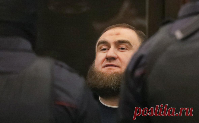 ФСИН ответила на жалобы Арашукова на неподобающее содержание в колонии. Осужденный на пожизненный срок Рауф Арашуков сообщил адвокату, что ему угрожали применением клизмы и заставляли стоять в позе «ласточки» в ШИЗО. В ФСИН заявили, что экс-сенатора содержат в условиях согласно законодательству