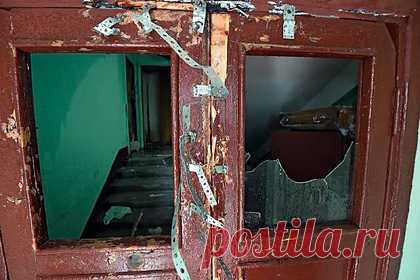 Россиянин лишился квартиры из-за вони и мусора. Жителя города Кольчугино Владимирской области России через суд лишили квартиры, которую он превратил в свалку мусора и «кошачий туалет». Недвижимость россиянина выставят на продажу из-за жалоб соседей и ненадлежащий уход за помещением. В подъезде установили превышение допустимой концентрации по аммиаку.