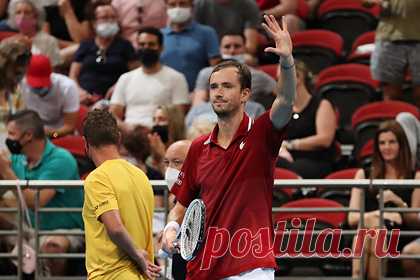 Сборная России одержала победу над австралийцами на Кубке ATP. Сборная России одержала победу над австралийцами в групповом этапе Кубка Ассоциации теннисистов-профессионалов (АТР). Россияне оказались сильнее со счетом 2:0. Сначала Роман Сафиуллин одержал победу над Джеймсом Даквортом (7:6 (8:6), 6:4). Затем Даниил Медведев обыграл Алекса де Минаура со счетом 6:4, 6:2.