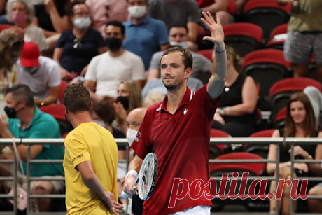 Сборная России одержала победу над австралийцами на Кубке ATP. Сборная России одержала победу над австралийцами в групповом этапе Кубка Ассоциации теннисистов-профессионалов (АТР). Россияне оказались сильнее со счетом 2:0. Сначала Роман Сафиуллин одержал победу над Джеймсом Даквортом (7:6 (8:6), 6:4). Затем Даниил Медведев обыграл Алекса де Минаура со счетом 6:4, 6:2.