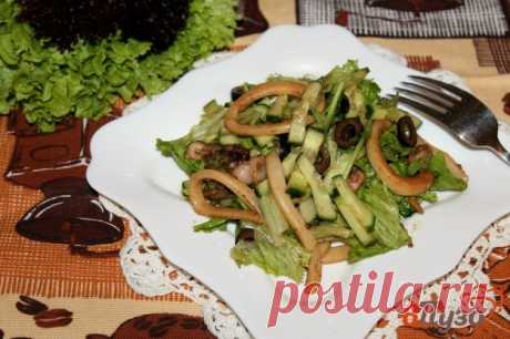 Салат с кальмарами и осьминогами. Очень любим салаты с морепродуктами. На днях купила очень мясистые кальмары и осьминоги, решила приготовить из них вот такой салат. Он очень легкий в приготовлении, хорошо подходит для позднего ужина.