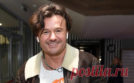 Умер сыгравший байкера Поршня актер из сериала «Кухня» Иван Рудаков. Сыгравший в сериалах «Кухня» и «Медиум» актер Иван Рудаков умер в возрасте 43 лет.