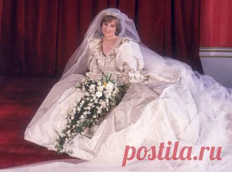 Леди Диана Спенсер в платье от David and Elizabeth Emanuel
Леди Диана Спенсер вышла замуж за принца Чарльза в соборе Святого Павла в Лондоне 29 июля 1981 года. Умопомрачительное свадебное платье принцессы Ди из античного кружева было разработано Элизабет и Дэвидом Эмануэлем. Культовый королевский наряд был изготовлен из шелковой тафты цвета слоновой кости, украшен ручной вышивкой, кружевом, блестками и жемчугом. Не обошлось и без шлейфа длиной 8 метров и тюлевой фаты длино...