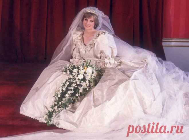 Леди Диана Спенсер в платье от David and Elizabeth Emanuel
Леди Диана Спенсер вышла замуж за принца Чарльза в соборе Святого Павла в Лондоне 29 июля 1981 года. Умопомрачительное свадебное платье принцессы Ди из античного кружева было разработано Элизабет и Дэвидом Эмануэлем. Культовый королевский наряд был изготовлен из шелковой тафты цвета слоновой кости, украшен ручной вышивкой, кружевом, блестками и жемчугом. Не обошлось и без шлейфа длиной 8 метров и тюлевой фаты длино...
