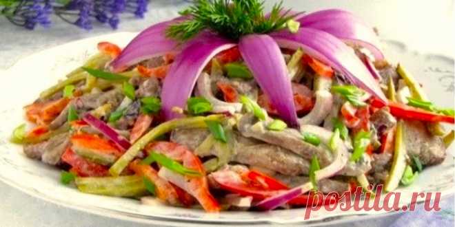 САЛАТ *ПО-СТРОГАНОВСКИ* С МЯСОМ И МАРИНОВАННЫМИ ШАМПИНЬОНАМИ