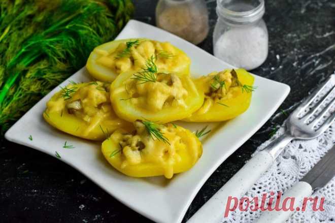 Картофель в духовке с огурцами и сыром Картофель, запеченный половинками в духовке с огурцами и сыром – это простое по приготовлению лакомство, которое может выступать не только отличным вторым блюдом, но и самостоятельной закуской. Смотрится готовый картофель красиво, поэтому можно его подать на праздничный стол. В...