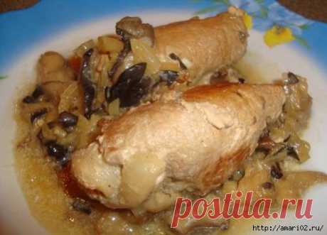 Рулетики из свинины с картофельной соломкой.